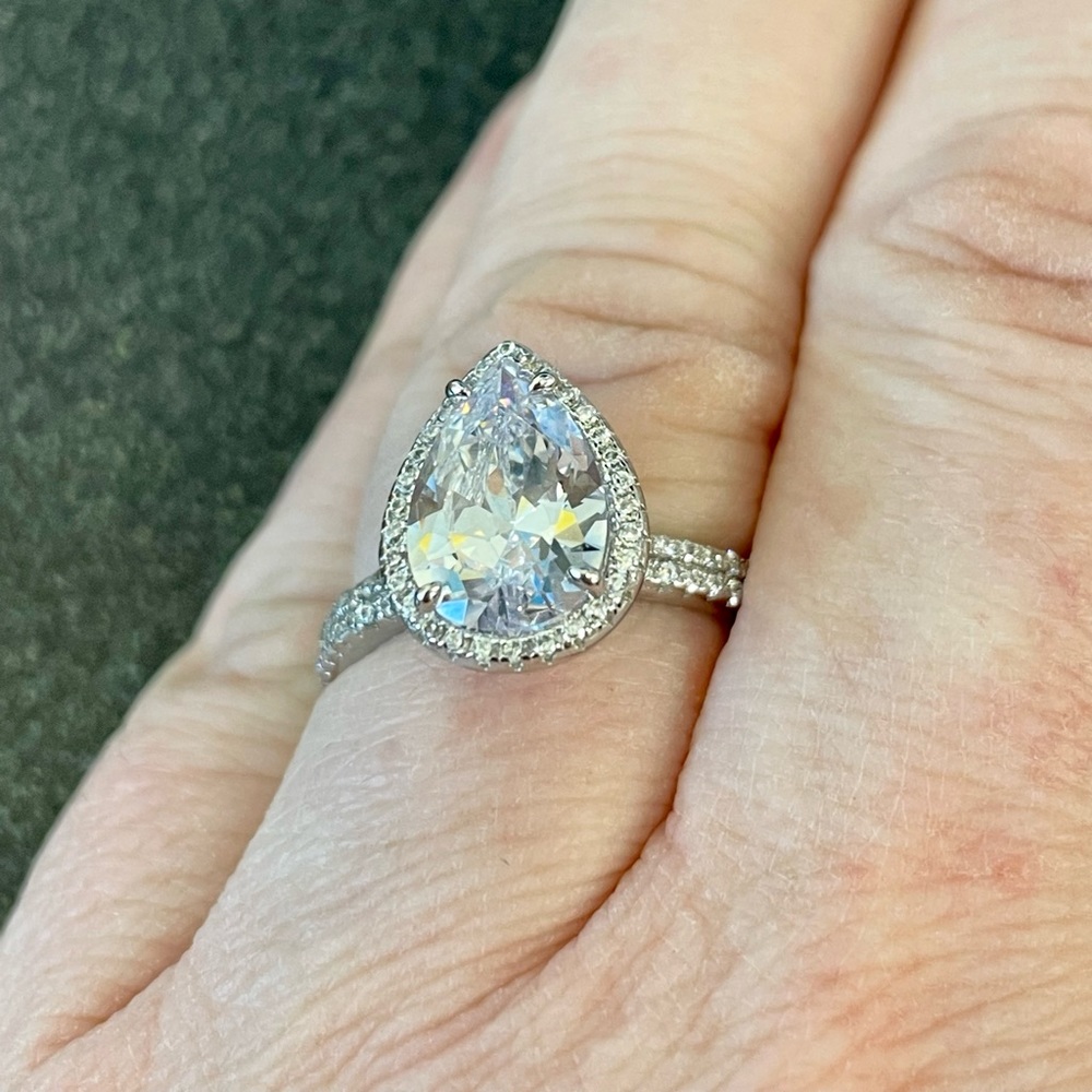 Beautiful Sterling silver ring with pear shaped “diamond”, size 8